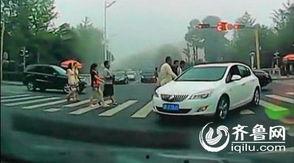 网红爆料青岛事故车视频,惊险瞬间引发网友热议  第1张